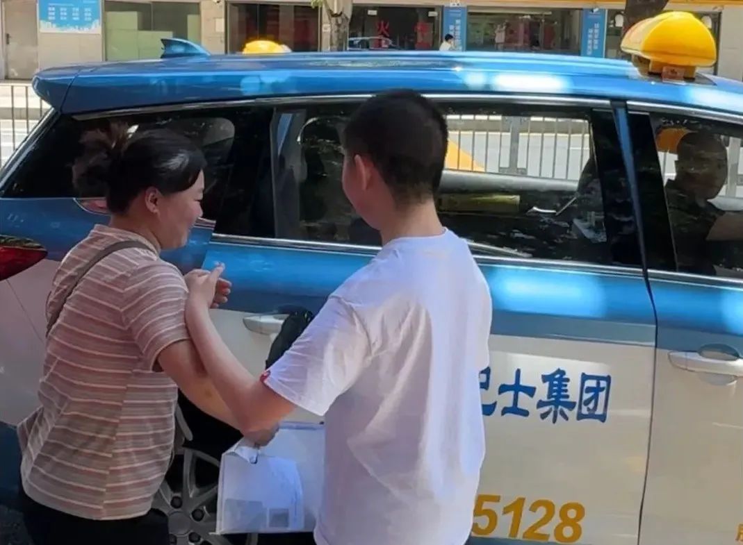 深圳全盲考生二战高考!他母亲:盲人不止按摩一条路 深圳全盲考生二战高考!他母亲:盲人不止按摩一条路