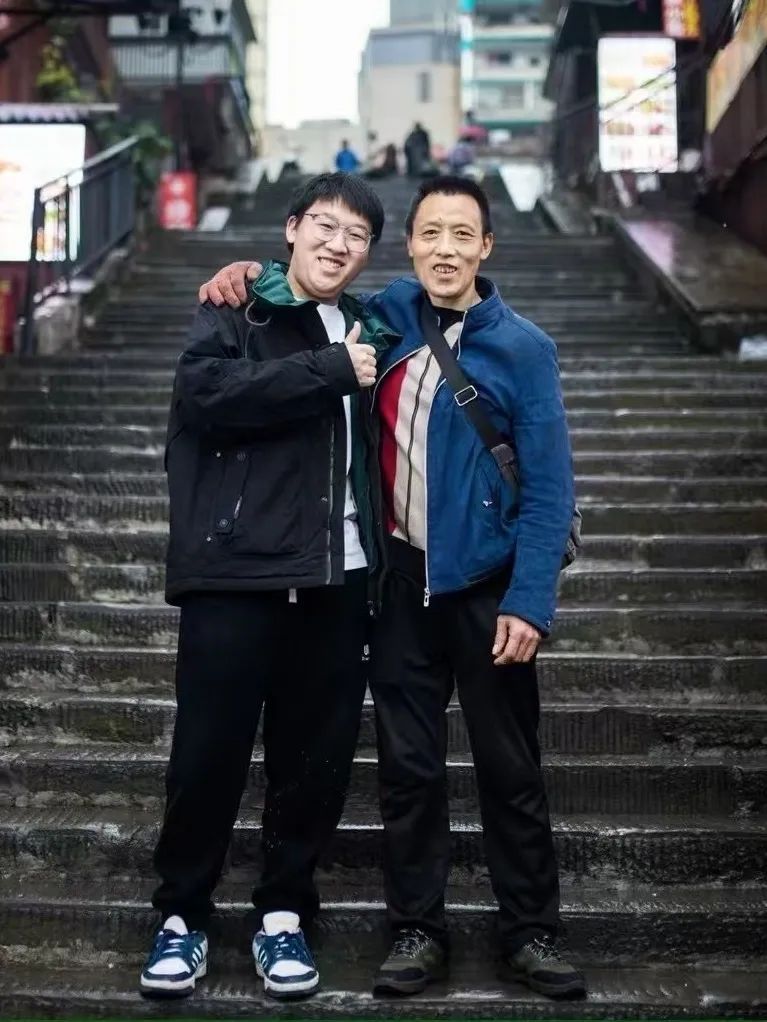 这个当年被牵手的小孩参加高考啦!爸爸送祝福:加油!雄起! 这个当年被牵手的小孩参加高考啦!爸爸送祝福:加油!雄起!