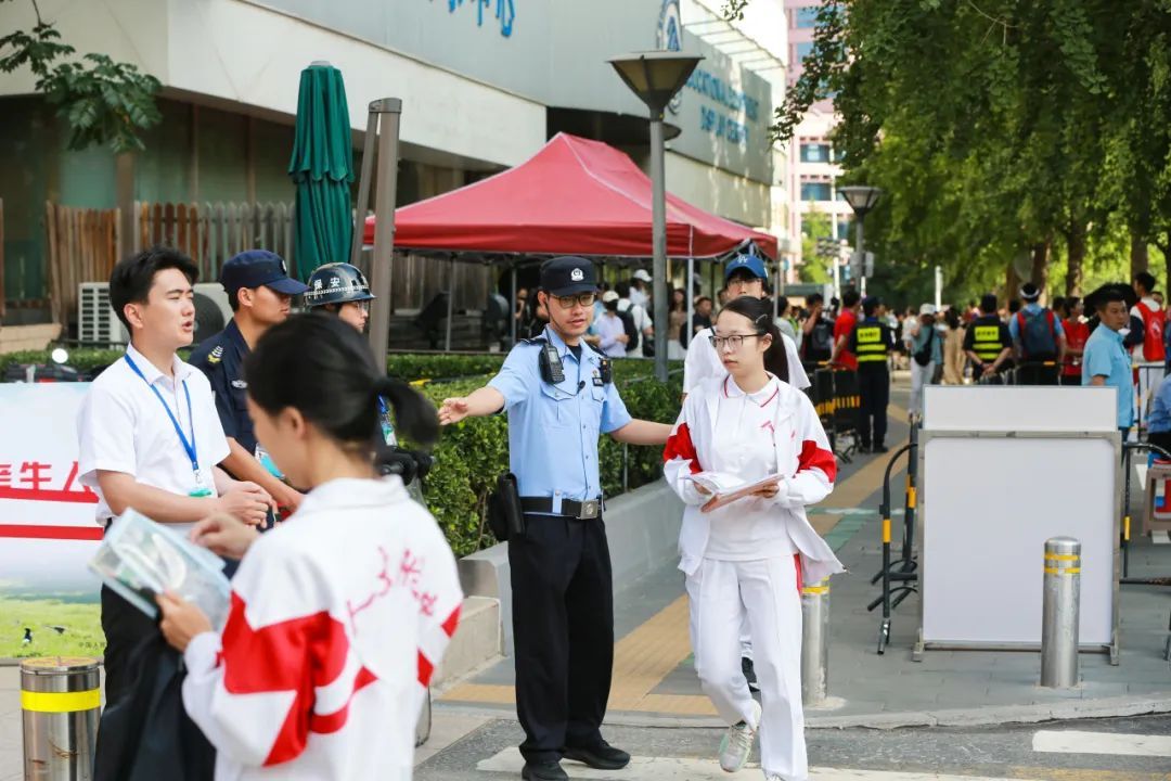 北京7.89万人参加高考,警方日均投入6900余警力护航! 北京7.89万人参加高考,警方日均投入6900余警力护航!