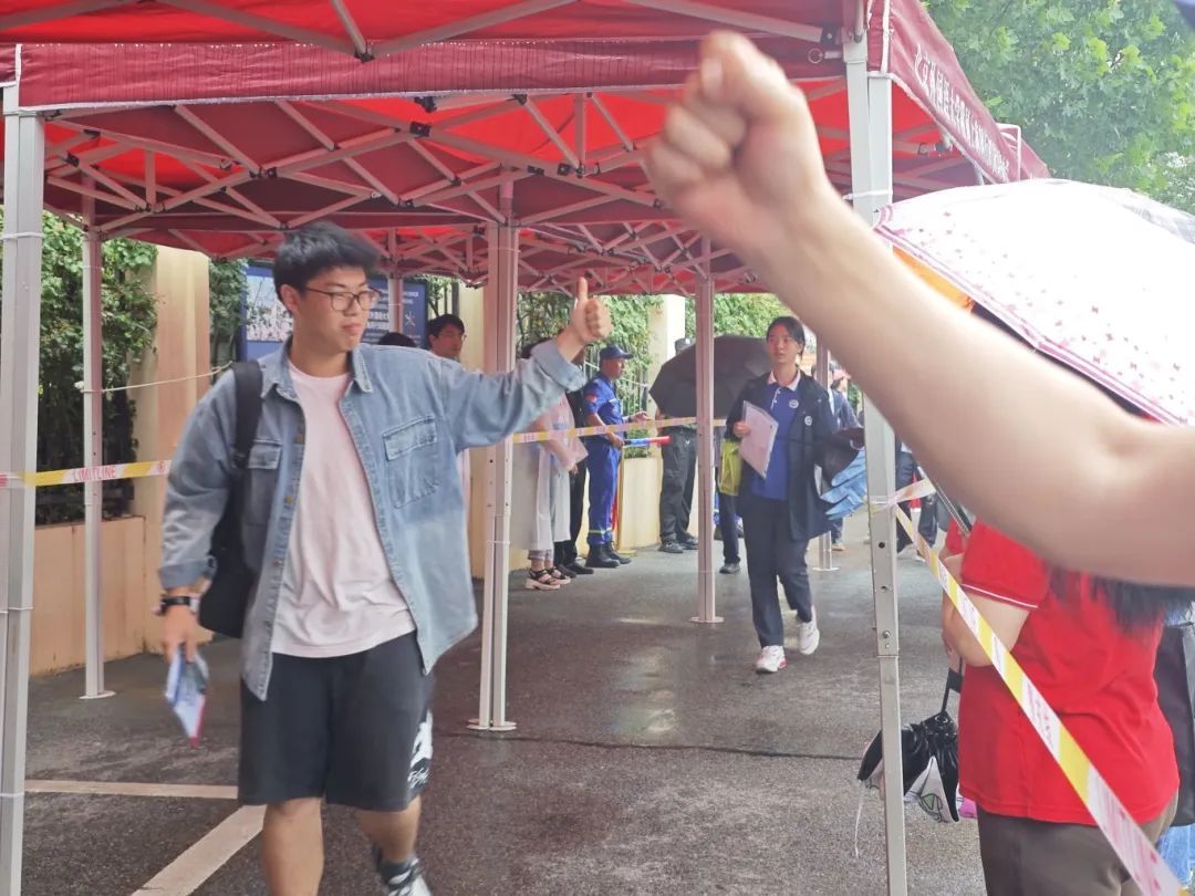 总有几个“马大哈”让蜀黍展现暖心力！高考首日，上海5000余名警辅安保护考