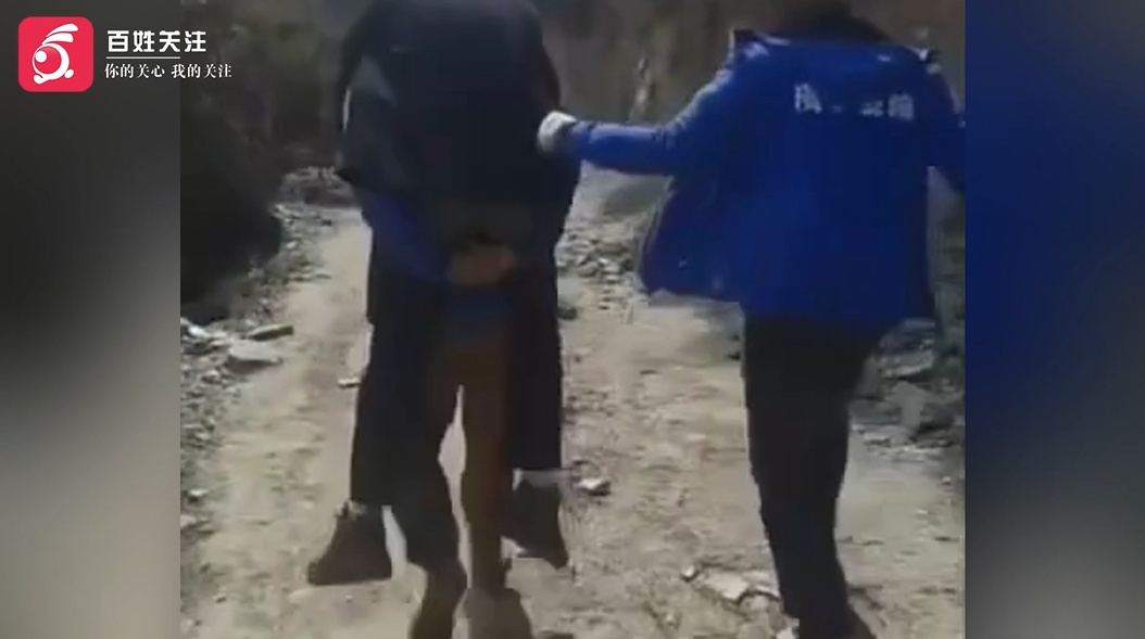误入非观光区域！一游客在四姑娘山严重高反，多名向导轮流把其背下山