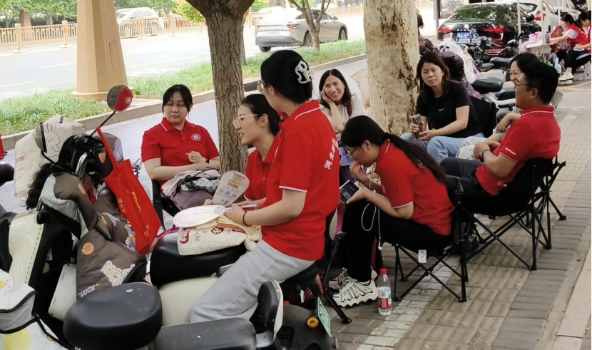 高考第1天,考场外的守候 高考第1天,考场外的守候