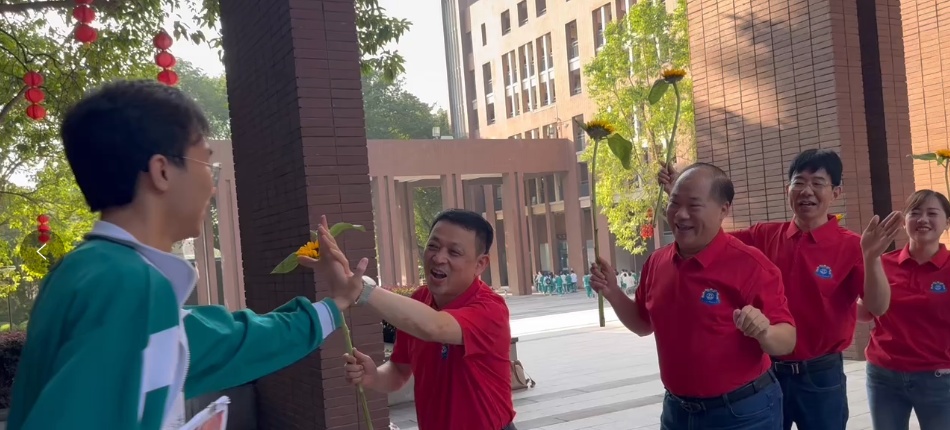 火热刷屏!“一举夺葵”“掂过碌蔗”……这些高考祝福很广东→ 火热刷屏!“一举夺葵”“掂过碌蔗”……这些高考祝福很广东→