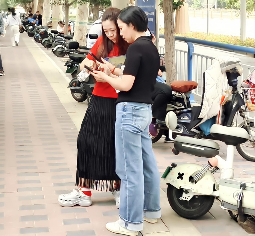 高考第1天,考场外的守候 高考第1天,考场外的守候