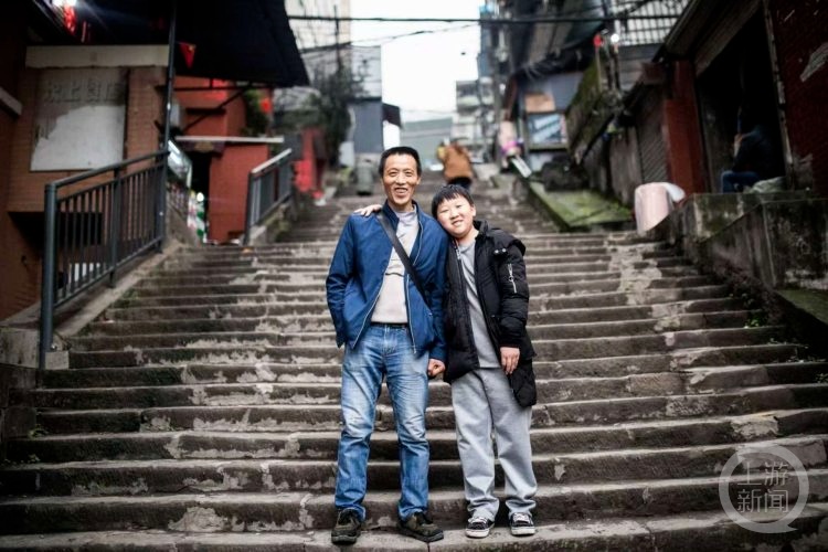 朝天门棒棒父子照曾火遍全网!那个小男孩,你认识吗?他高考啦 朝天门棒棒父子照曾火遍全网!那个小男孩,你认识吗?他高考啦