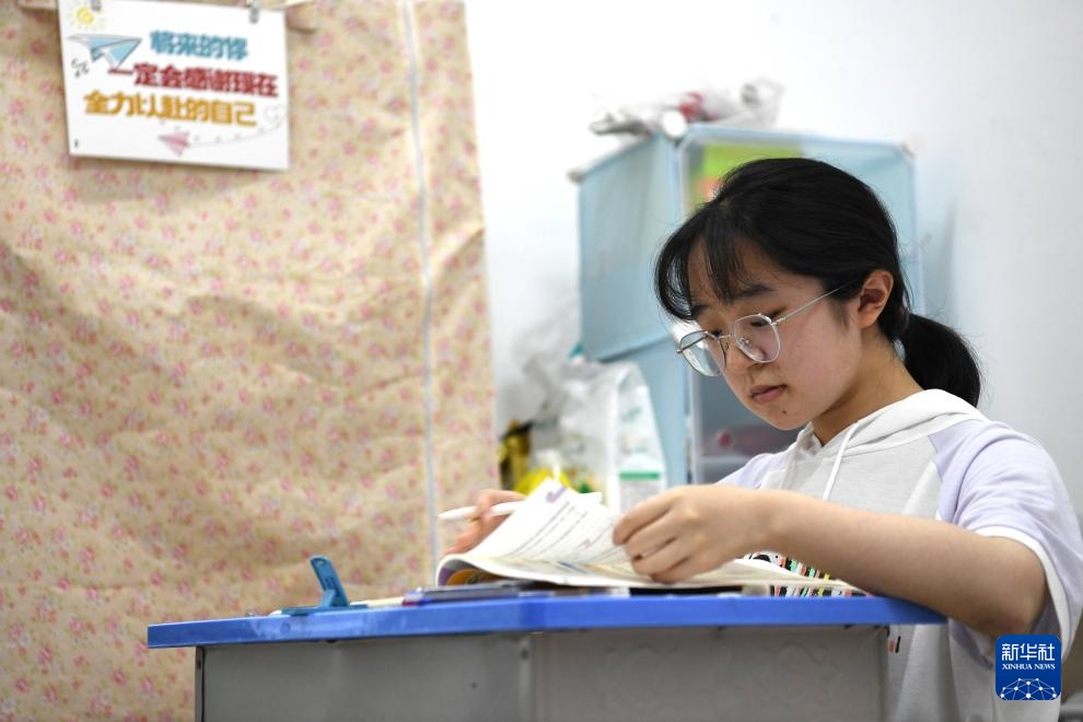 “玻璃女孩”高考记 “玻璃女孩”高考记