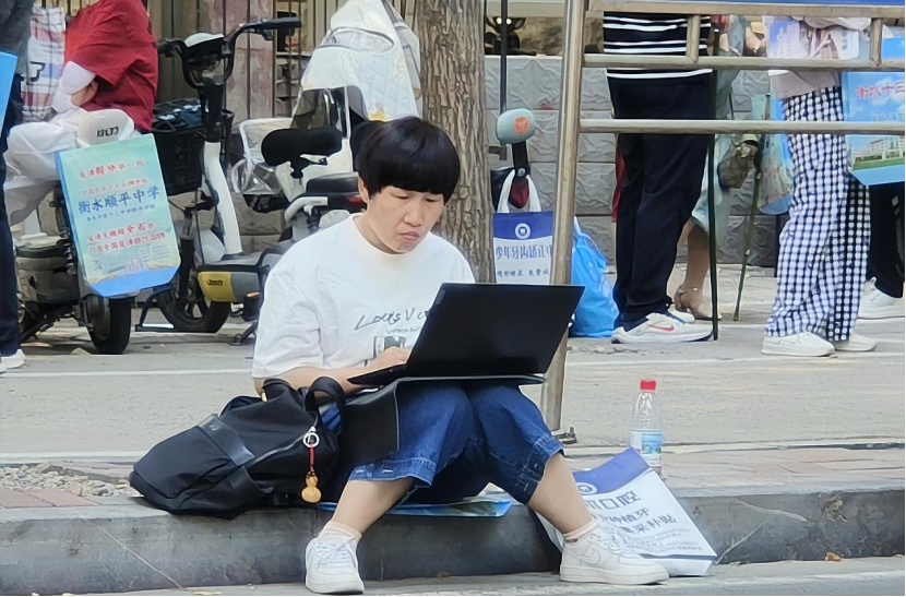 高考第1天,考场外的守候 高考第1天,考场外的守候