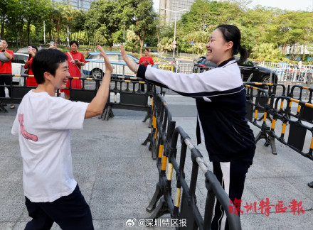 你想要的未来,就在前方!直击深圳高考现场 你想要的未来,就在前方!直击深圳高考现场