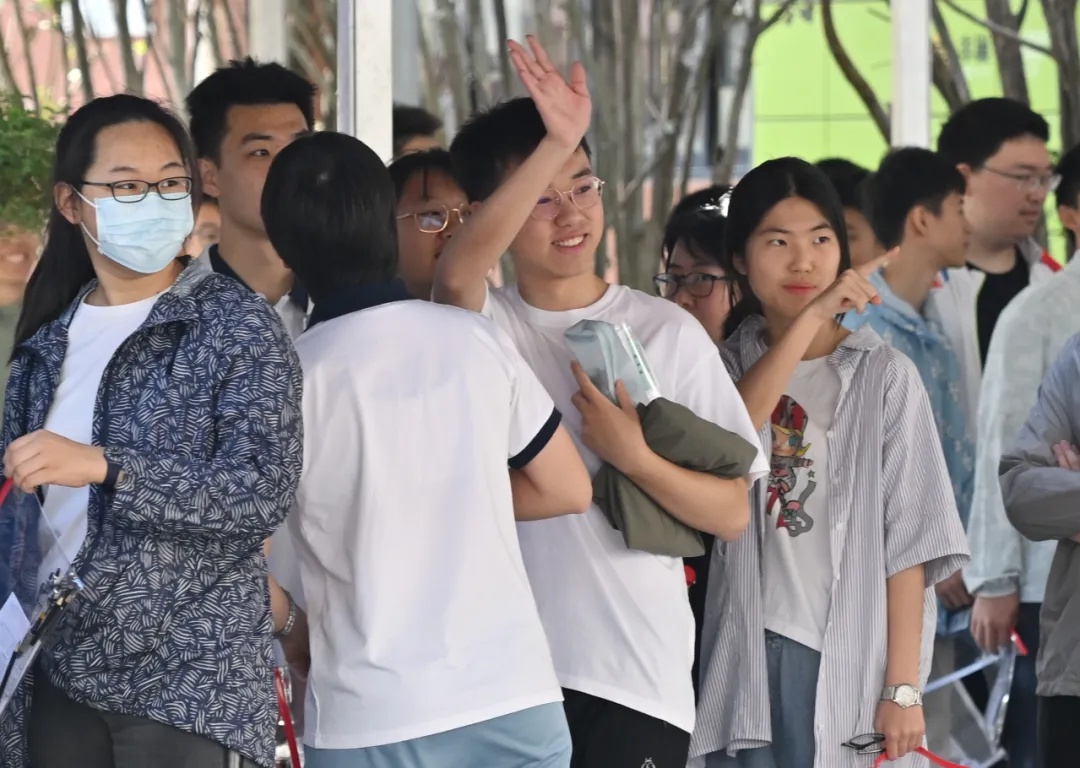 嚯!送考“名场面”,来了! 嚯!送考“名场面”,来了!