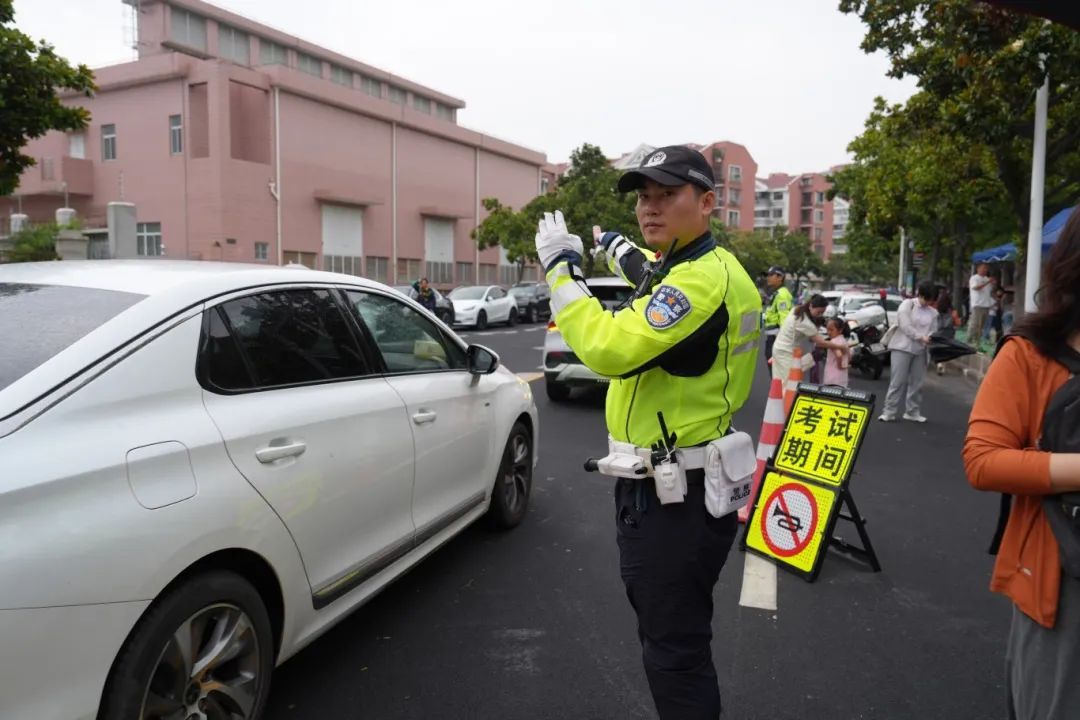 总有几个“马大哈”让蜀黍展现暖心力！高考首日，上海5000余名警辅安保护考