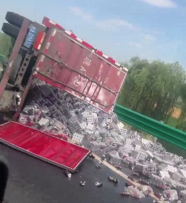 一辆货车在高速上侧翻,司机被困!幸亏碰到了这三个人 一辆货车在高速上侧翻,司机被困!幸亏碰到了这三个人