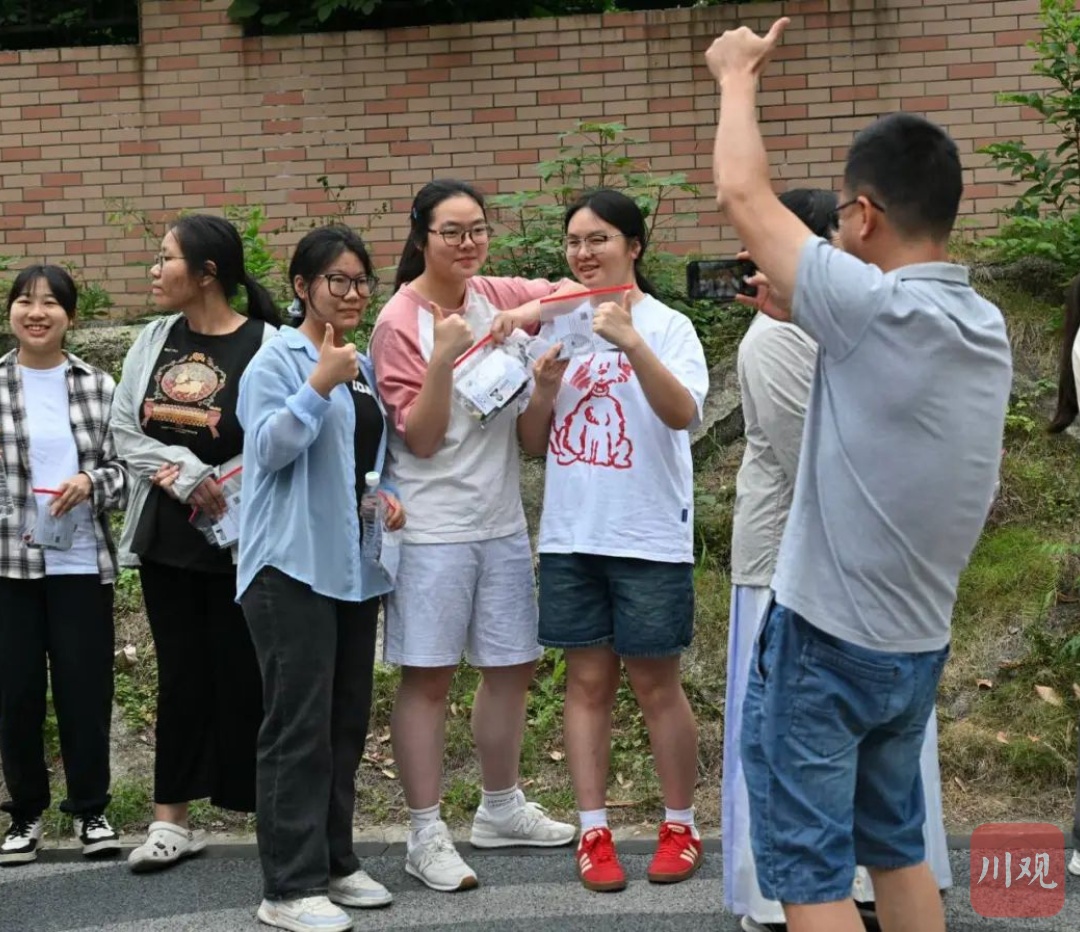 开考!四川“高考表情”上新 开考!四川“高考表情”上新