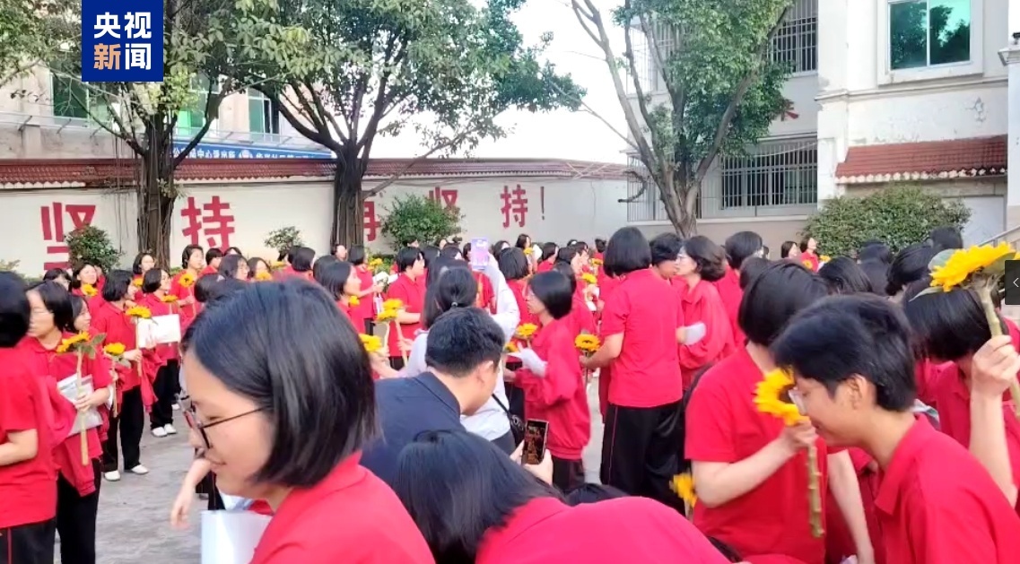 张桂梅的小喇叭开始广播了 连续15年高考送考 张桂梅的小喇叭开始广播了 连续15年高考送考