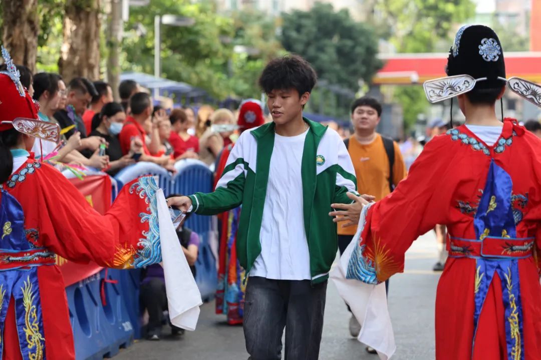 火热刷屏!“一举夺葵”“掂过碌蔗”……这些高考祝福很广东→ 火热刷屏!“一举夺葵”“掂过碌蔗”……这些高考祝福很广东→