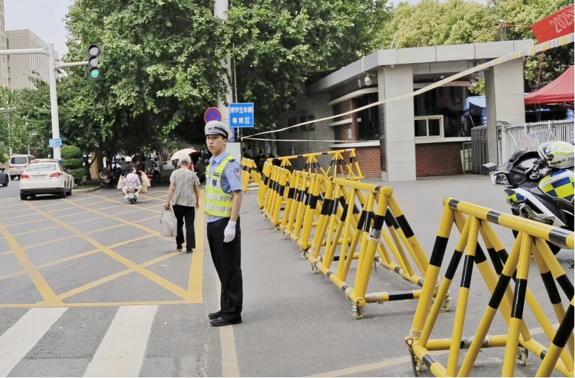 高考第1天,考场外的守候 高考第1天,考场外的守候