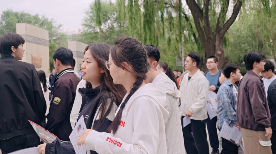 高考首日!青海西宁考场外格外亮眼→ 高考首日!青海西宁考场外格外亮眼→