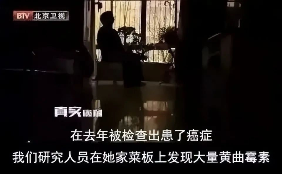 触目惊心！女子劈开菜板，里面全部发霉