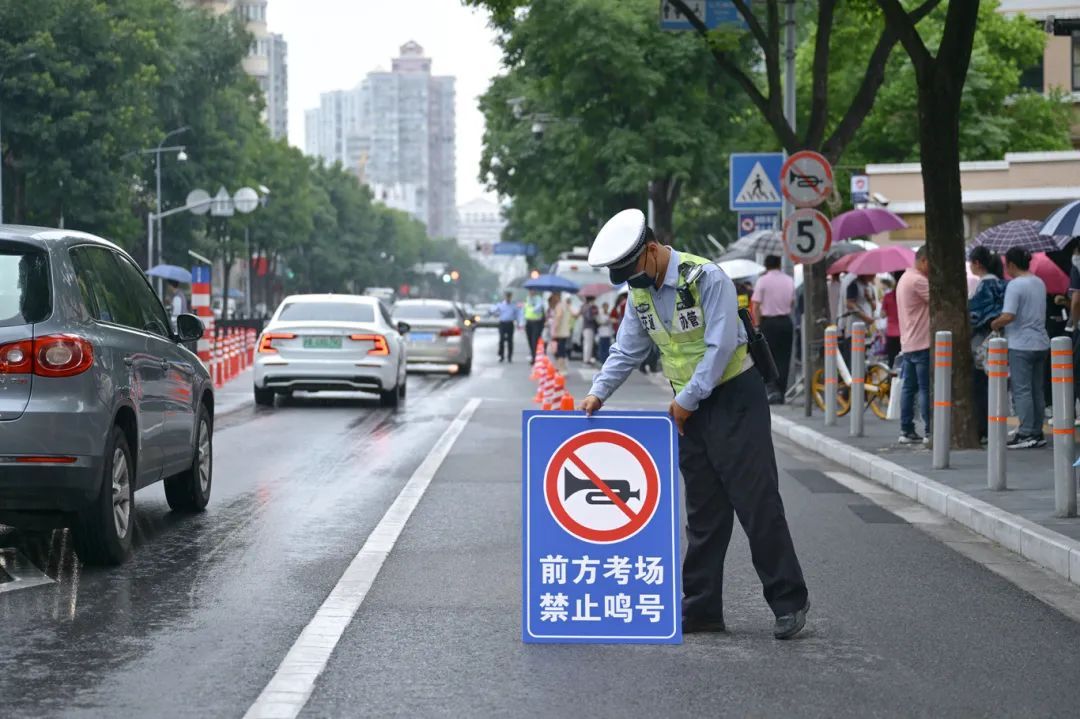 总有几个“马大哈”让蜀黍展现暖心力！高考首日，上海5000余名警辅安保护考