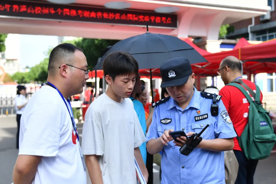 嚯!送考“名场面”,来了! 嚯!送考“名场面”,来了!