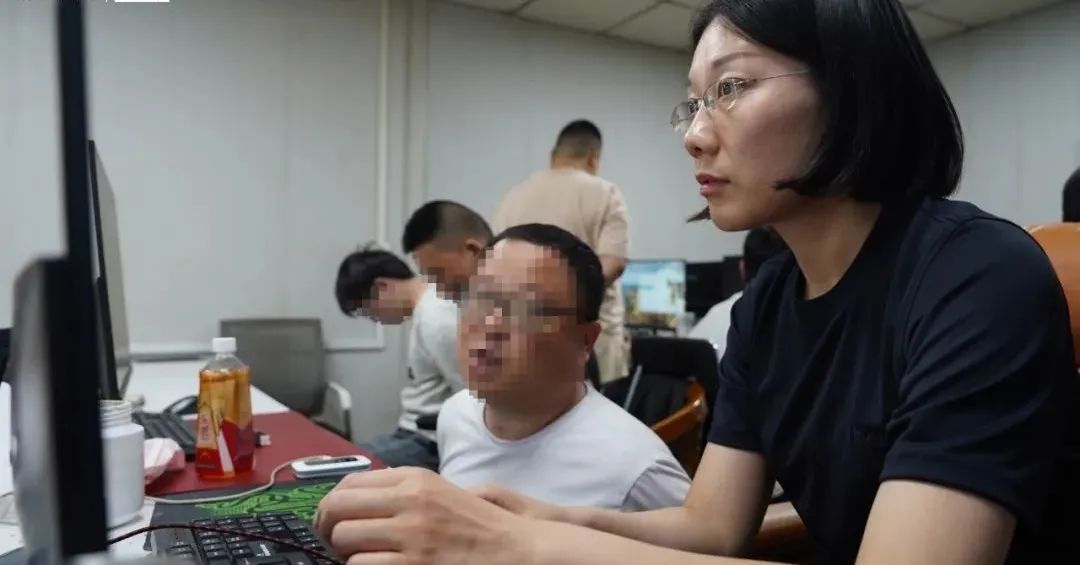 破门而入！警方一举抓获32名"白富美"