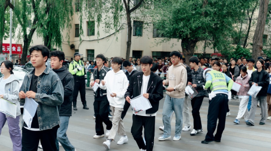 高考首日!青海西宁考场外格外亮眼→ 高考首日!青海西宁考场外格外亮眼→
