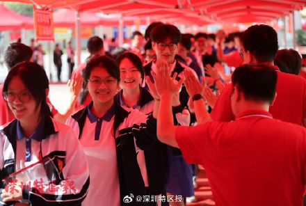 你想要的未来,就在前方!直击深圳高考现场 你想要的未来,就在前方!直击深圳高考现场