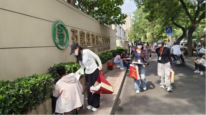 高考第1天,考场外的守候 高考第1天,考场外的守候