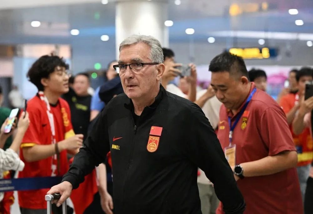 国足抵达重庆！球迷呐喊：“不要放弃！”