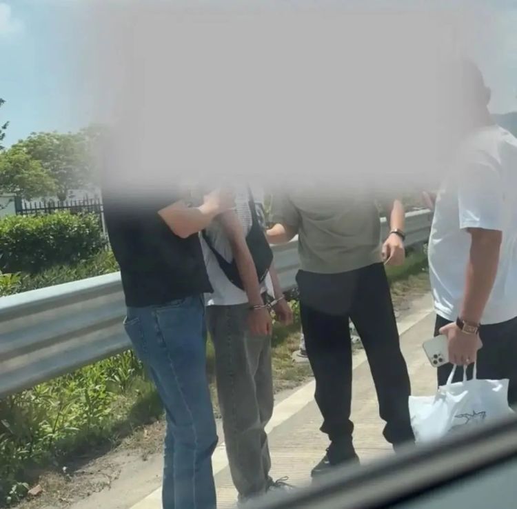 乘客竟是逃犯!事发开往福州的顺风车上 乘客竟是逃犯!事发开往福州的顺风车上