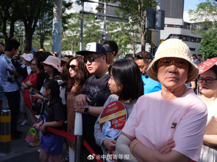 击掌送考、“旗”开得胜 多图直击2025年全国高考首日 击掌送考、“旗”开得胜 多图直击2025年全国高考首日