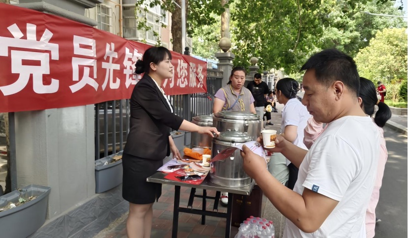 高考第1天,考场外的守候 高考第1天,考场外的守候