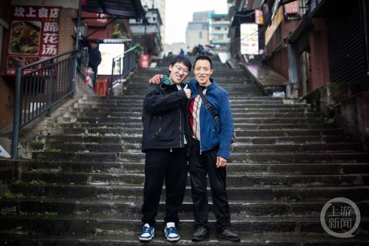 十五年前朝天门梯坎上爸爸牵着的小男孩,高考啦! 十五年前朝天门梯坎上爸爸牵着的小男孩,高考啦!