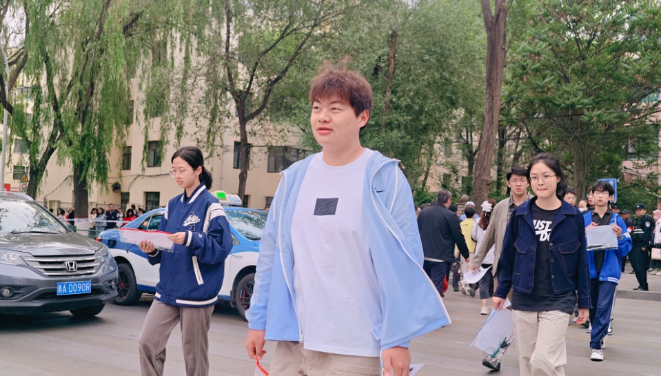 高考首日!青海西宁考场外格外亮眼→ 高考首日!青海西宁考场外格外亮眼→