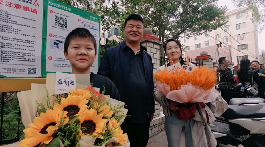 高考首日!青海西宁考场外格外亮眼→ 高考首日!青海西宁考场外格外亮眼→