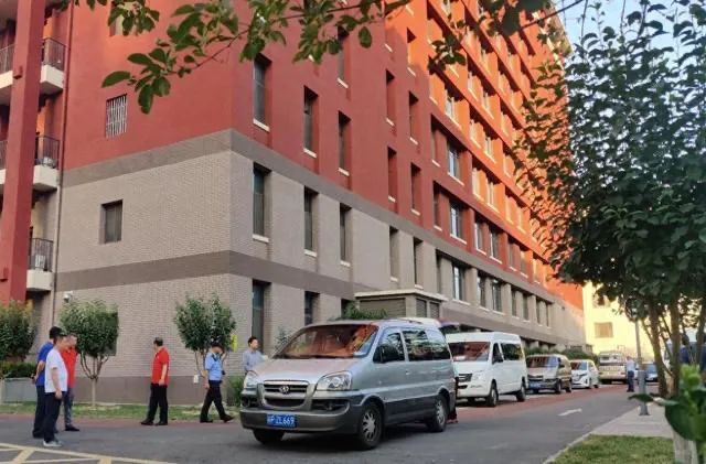 直击北京高考试卷押运:6点前后试卷运送车辆陆续驶向各考点 直击北京高考试卷押运:6点前后试卷运送车辆陆续驶向各考点