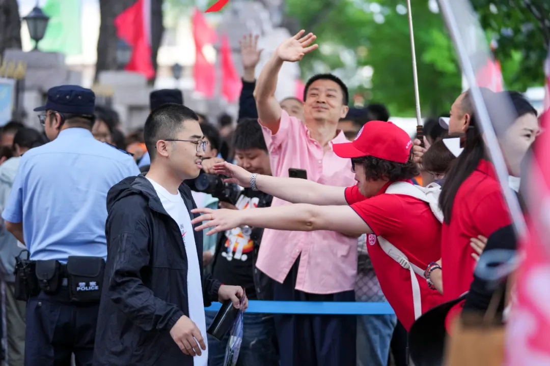 嚯!送考“名场面”,来了! 嚯!送考“名场面”,来了!