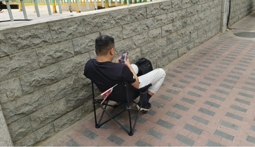 高考第1天,考场外的守候 高考第1天,考场外的守候