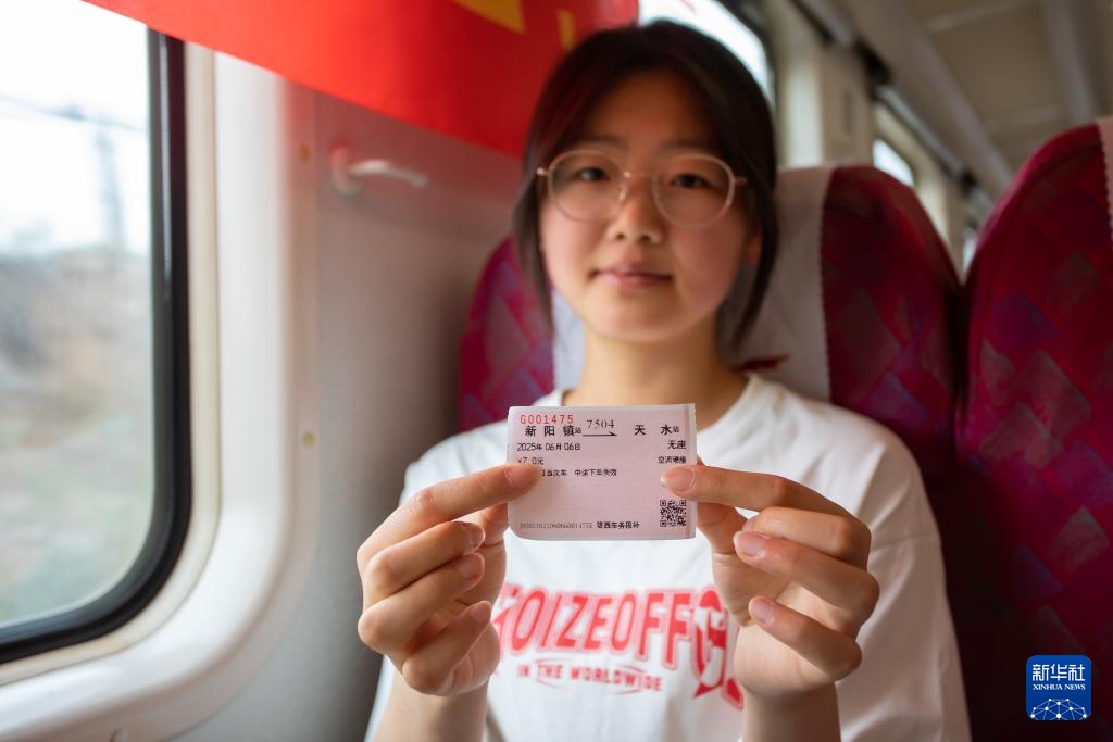 甘肃:慢火车上的“高考车厢” 甘肃:慢火车上的“高考车厢”