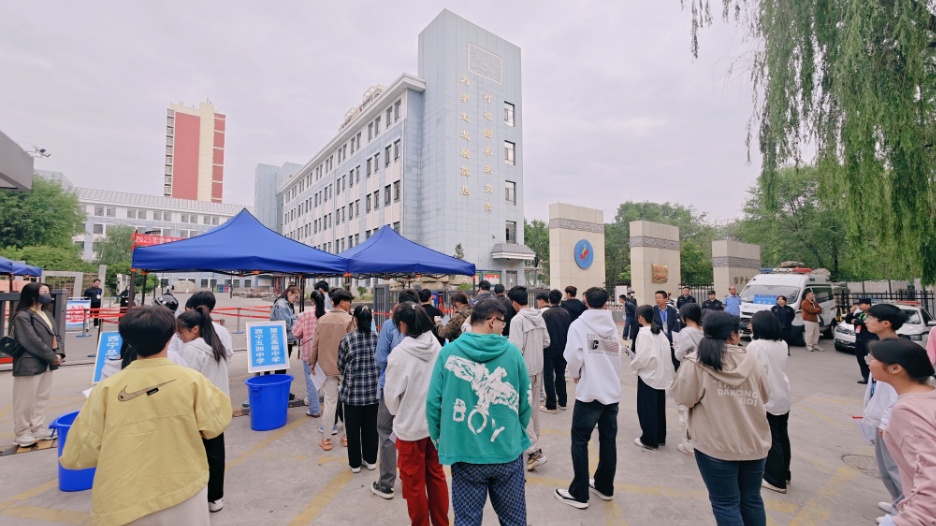 高考首日!青海西宁考场外格外亮眼→ 高考首日!青海西宁考场外格外亮眼→