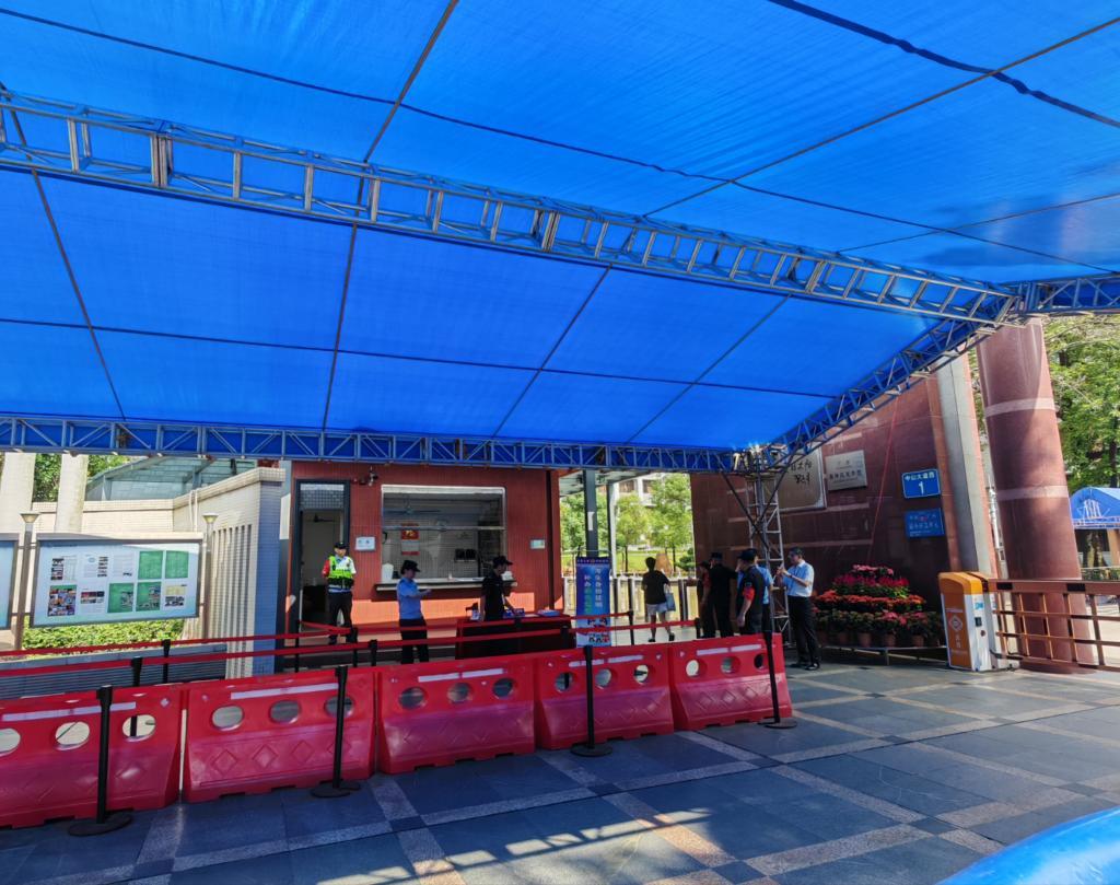 青春赴考场 执笔向未来——2025年高考首日见闻 青春赴考场 执笔向未来——2025年高考首日见闻