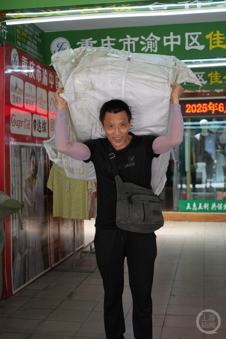 十五年前朝天门梯坎上爸爸牵着的小男孩,高考啦! 十五年前朝天门梯坎上爸爸牵着的小男孩,高考啦!