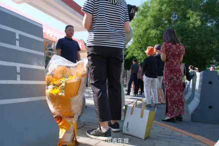 击掌送考、“旗”开得胜 多图直击2025年全国高考首日 击掌送考、“旗”开得胜 多图直击2025年全国高考首日