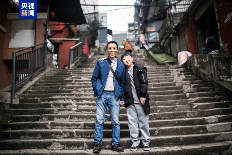 “棒棒父亲”冉光辉儿子今日高考:你比我更棒 “棒棒父亲”冉光辉儿子今日高考:你比我更棒