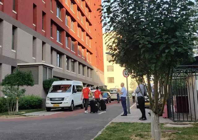 直击北京高考试卷押运:6点前后试卷运送车辆陆续驶向各考点 直击北京高考试卷押运:6点前后试卷运送车辆陆续驶向各考点