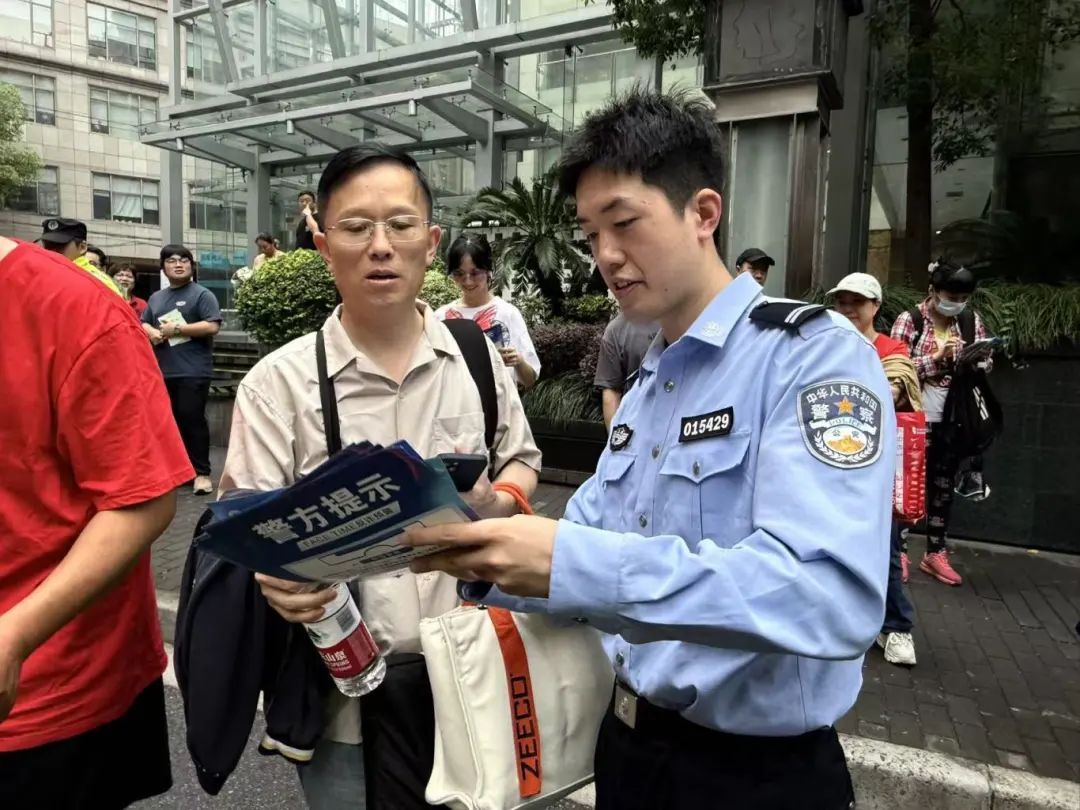 总有几个“马大哈”让蜀黍展现暖心力！高考首日，上海5000余名警辅安保护考