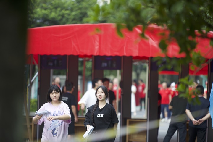 青春赴考场 执笔向未来——2025年高考首日见闻 青春赴考场 执笔向未来——2025年高考首日见闻