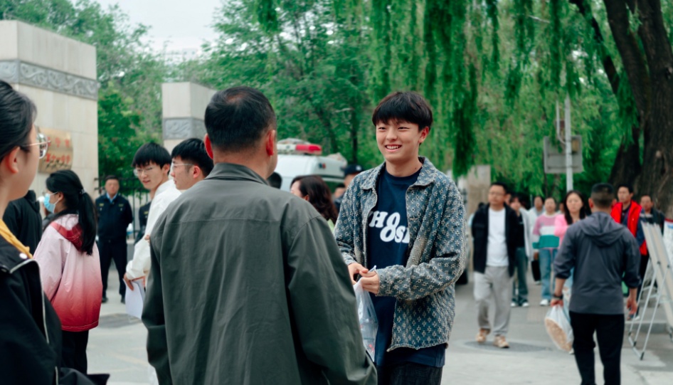 高考首日!青海西宁考场外格外亮眼→ 高考首日!青海西宁考场外格外亮眼→