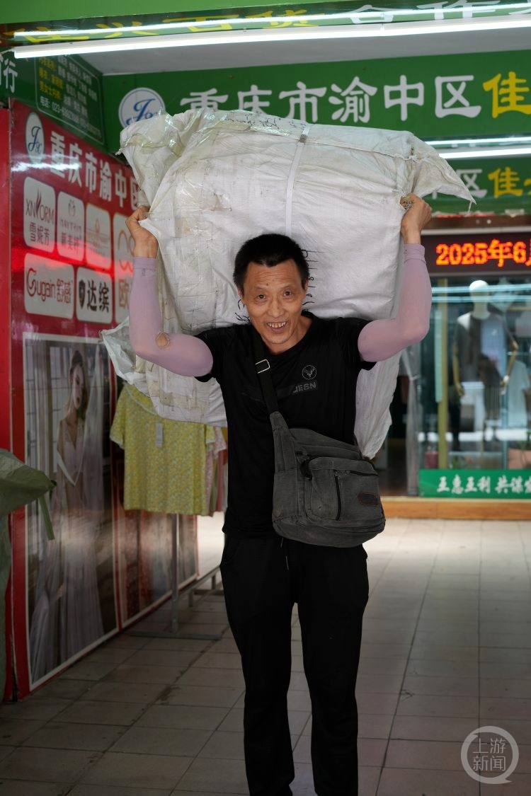 朝天门棒棒父子照曾火遍全网!那个小男孩,你认识吗?他高考啦 朝天门棒棒父子照曾火遍全网!那个小男孩,你认识吗?他高考啦