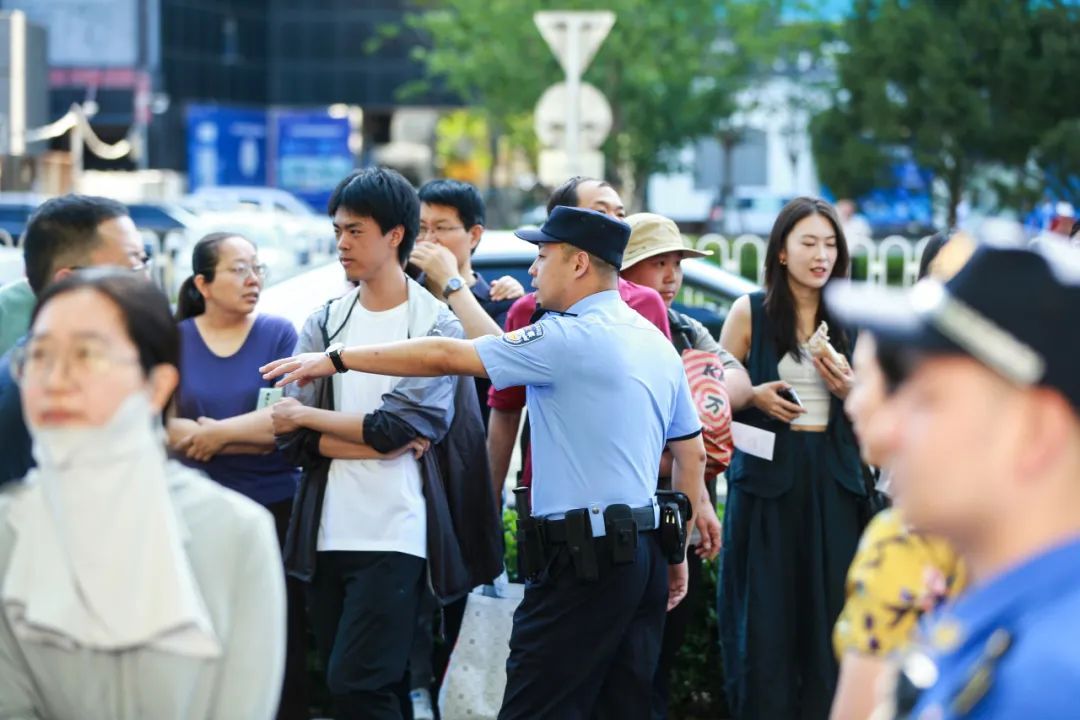 北京7.89万人参加高考,警方日均投入6900余警力护航! 北京7.89万人参加高考,警方日均投入6900余警力护航!