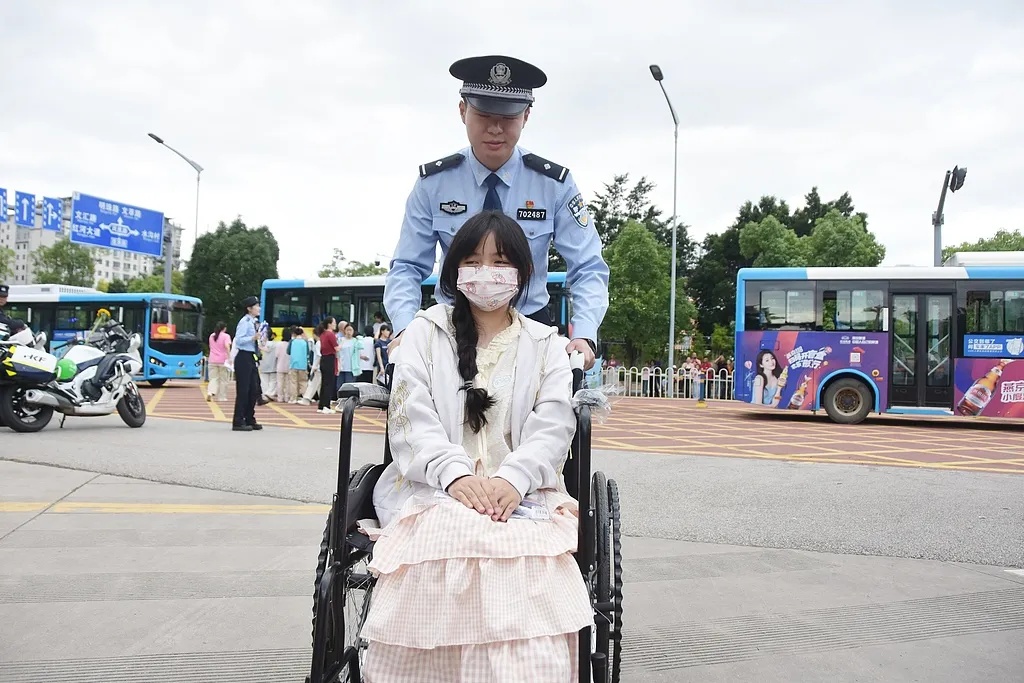 嚯!送考“名场面”,来了! 嚯!送考“名场面”,来了!